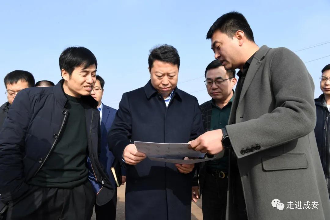 在项目现场,刘金仓一行详细了解项目规划设计,资金筹