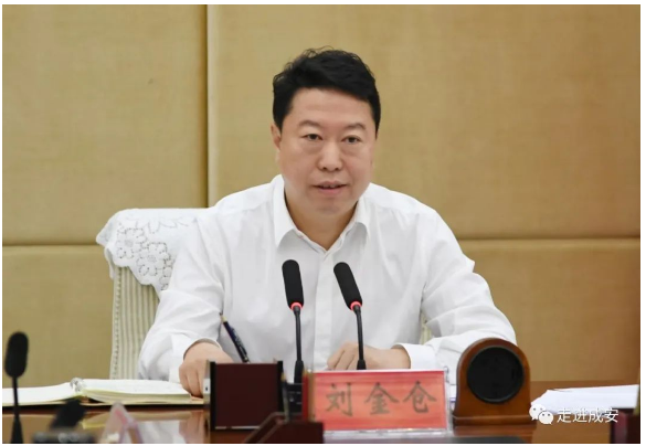 县委书记刘金仓主持召开县委常委会扩大会议