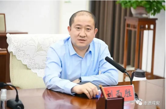 县委书记刘金仓主持召开县委常委会扩大会议