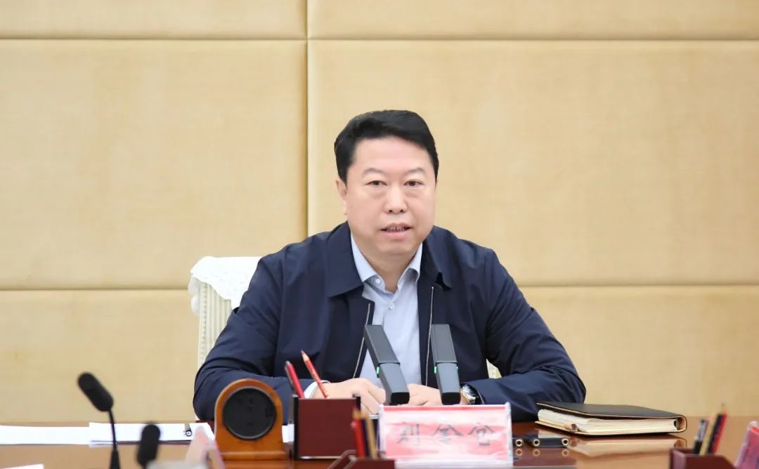 县委书记刘金仓主持召开县委常委会扩大会议